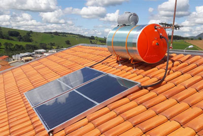 Placas de Aquecimento Solar no Telhado